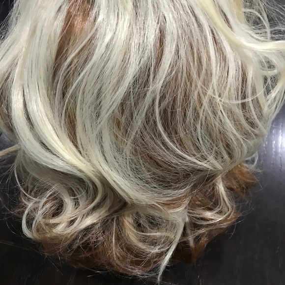 Women’s shoulder length curly synthetic wig NIP - Picture 3 of 4